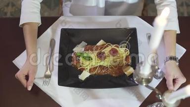 在<strong>高档餐厅</strong>里吃意大利美食意面通心粉和黑色盘子里的肉丸子